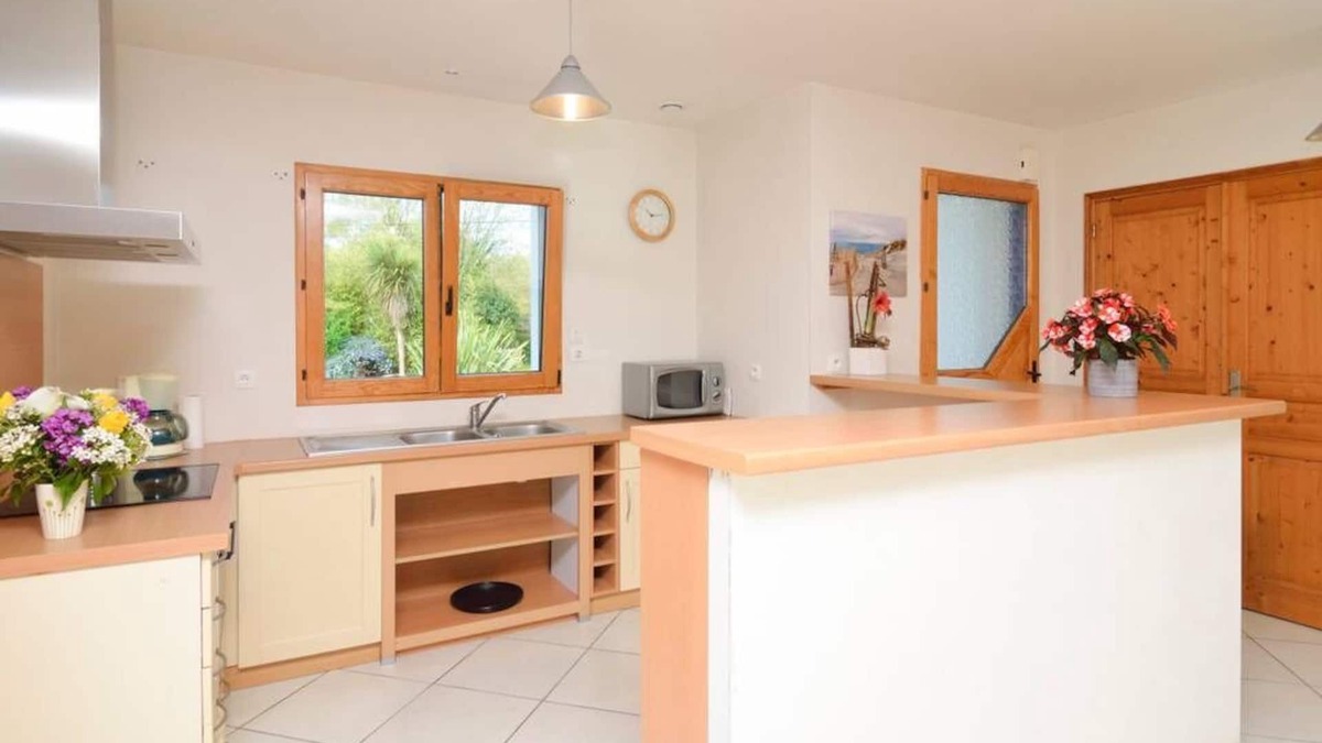Merlevenez House | Large bright house, enclosed garden 3 km from the beaches of PLOUHINEC, WIFI