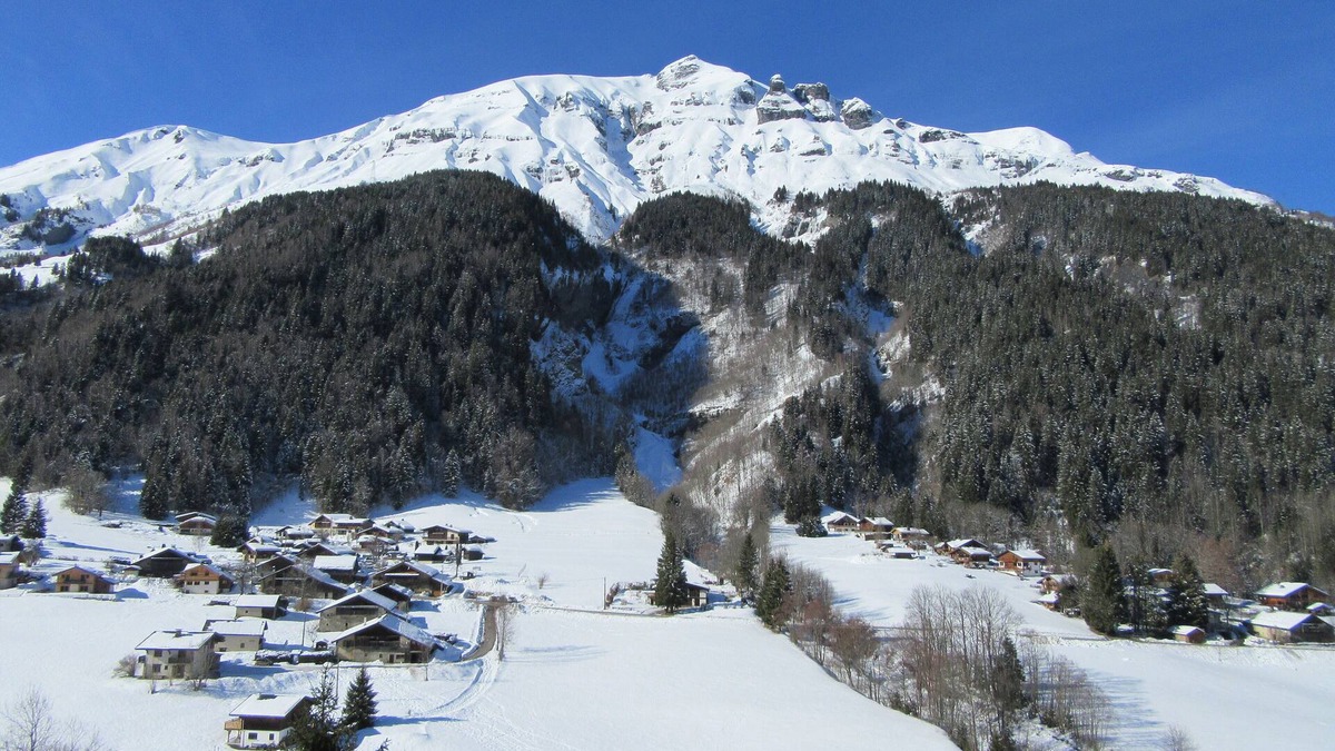 Les Contamines-Montjoie Apartment | LARGE CHARMING STUDIO WITH PARKING TERRACE IN THE CENTER OF THE VILLAGE FACE MONT JOLY