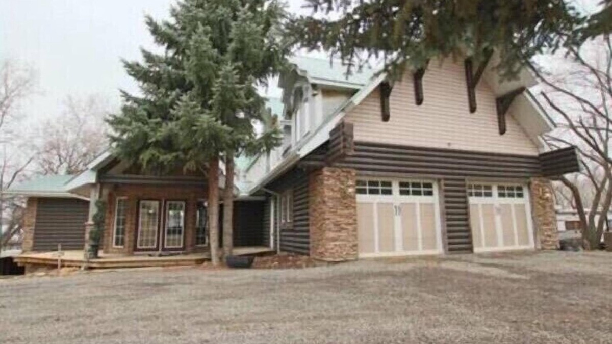 Melville Beach House | Large cabin at Crooked Lake. Perfect for large gatherings. Pet friendly.
