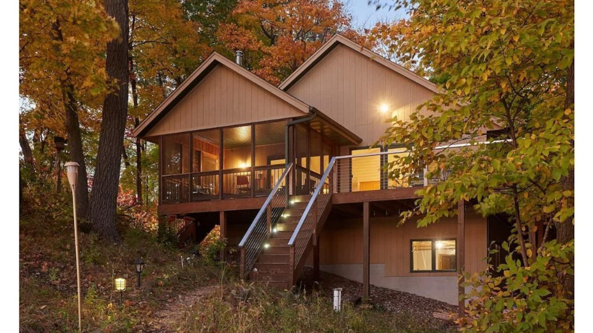 South Haven House | Large Cabin on Lake Sylvia with Tiki Hut