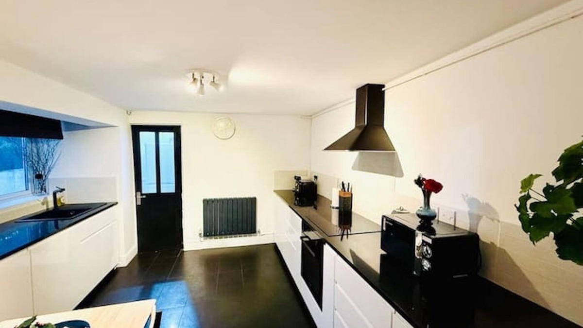 Adamsdown House | Large Cardiff House + Free Parking, Near City Centre