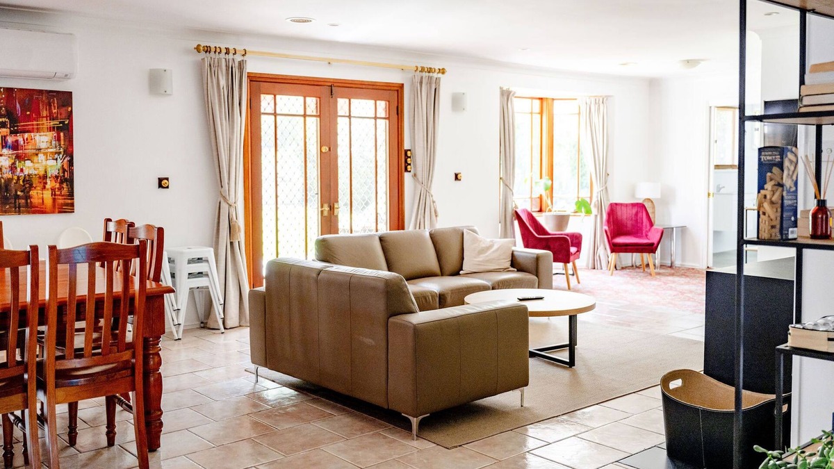 Orange House | Large & central! Indoor pool. Pets welcome. Orange NSW