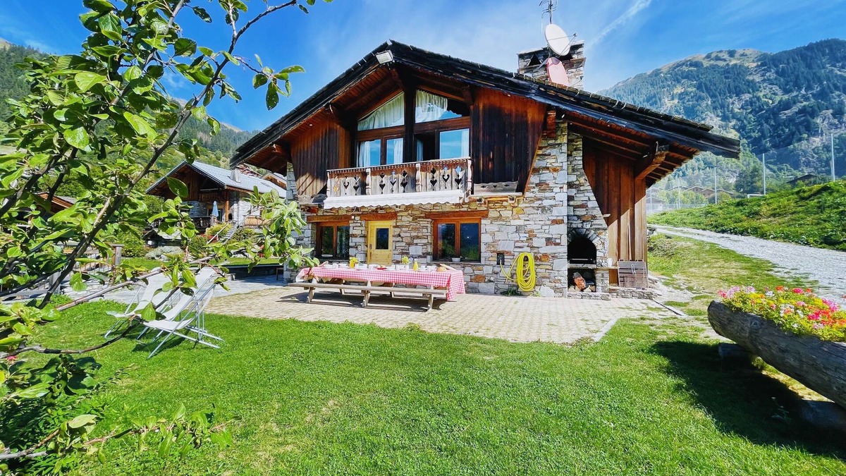 Champagny-en-Vanoise Ski Chalet | Large chalet for 19 people - Swimming pool - Jacuzzi - Sauna - Games room - Petanque