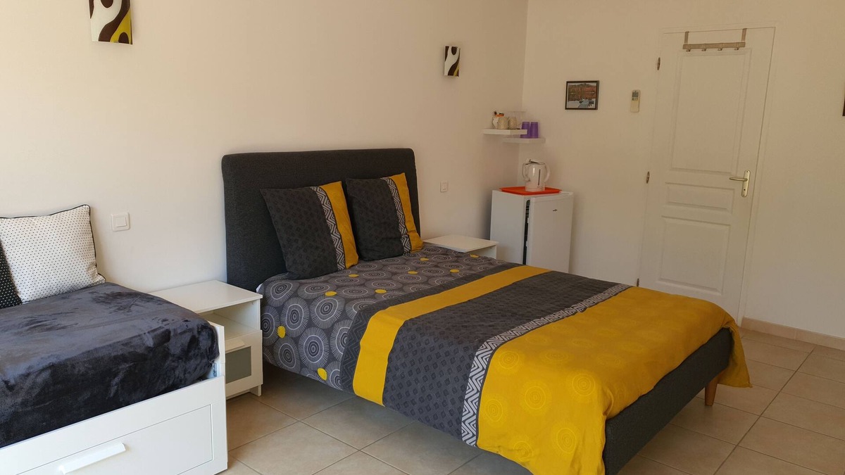 Aubais Bed & Breakfast | Large Chambre D'hôtes (3) Avec Terrasse au Calme. Pets Accepted
