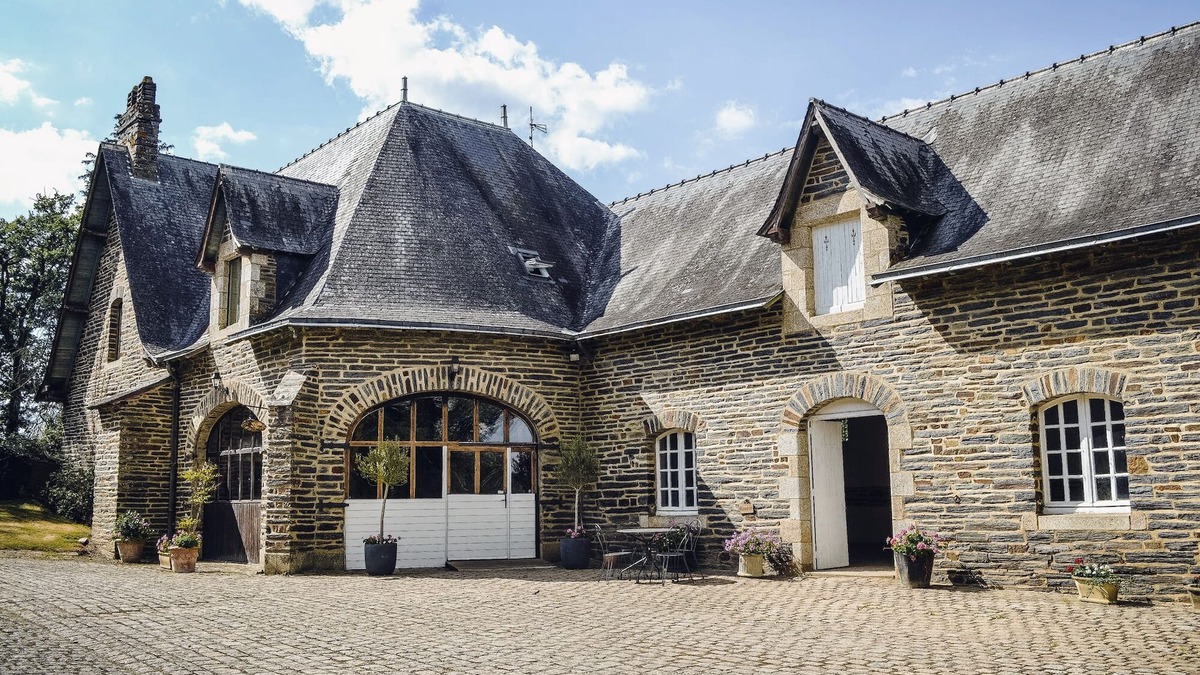Saint-Just House | Large character house set in a private estate, swimming pool, tennis court.