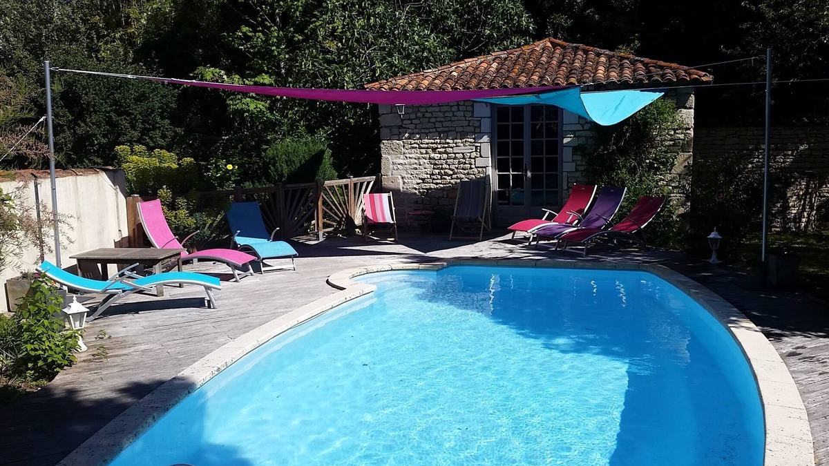 Thaire House | Large Charentaise house 300 M² with swimming pool, 4 bedrooms, garden, summer kitchen