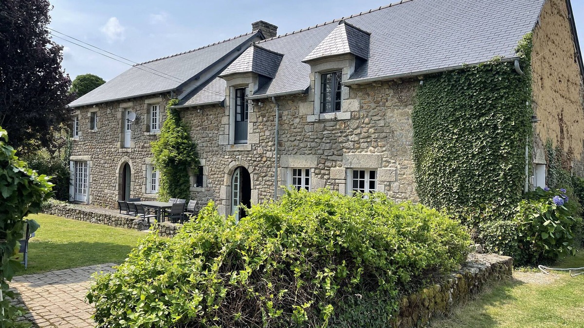 Guitte House | Large Charming Detached Peaceful Secluded Longere Dinan Chateaus Lake Nearby