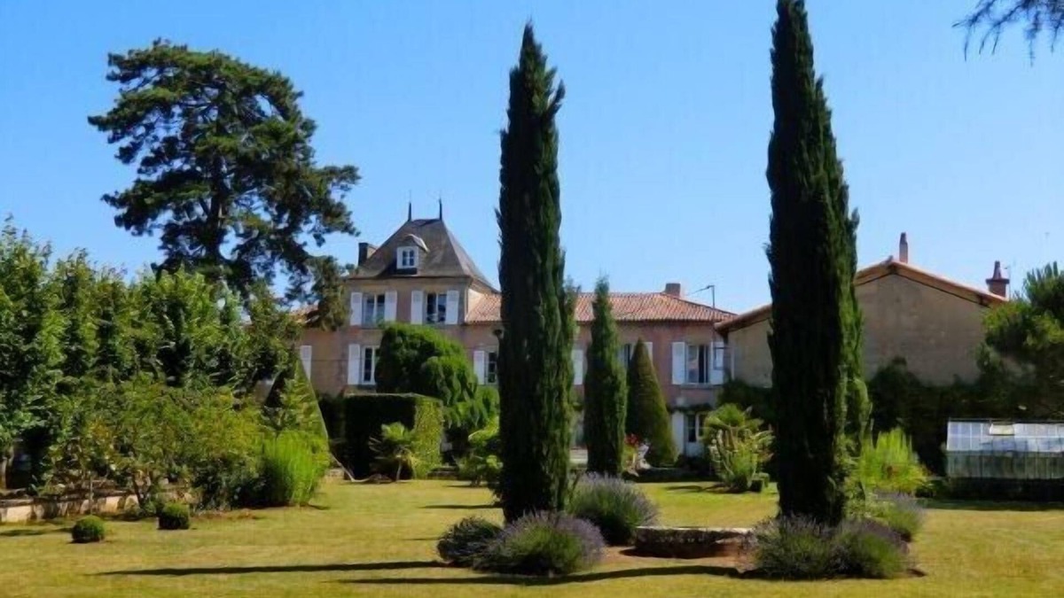 Les 3 Cites House | Large charming property with pool and river