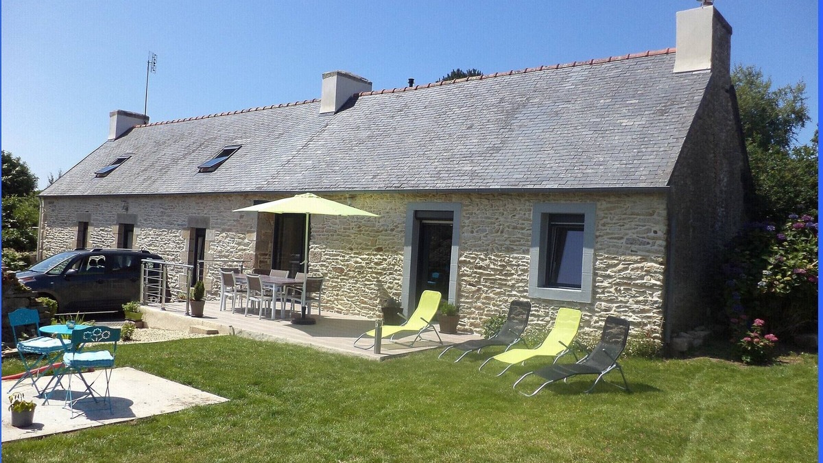 Ploneour-Lanvern Cottage | Large close to the sea character cottage
