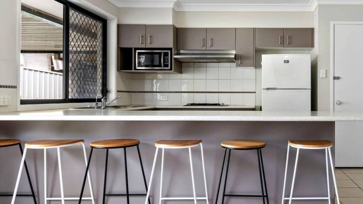 Shortland House | Large Comfortable Birmingham Gardens Family Home