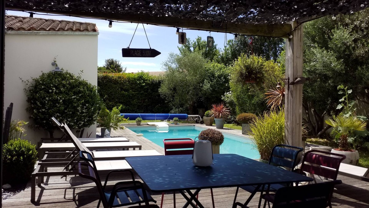 Perigny House | Large contemporary house near the sea