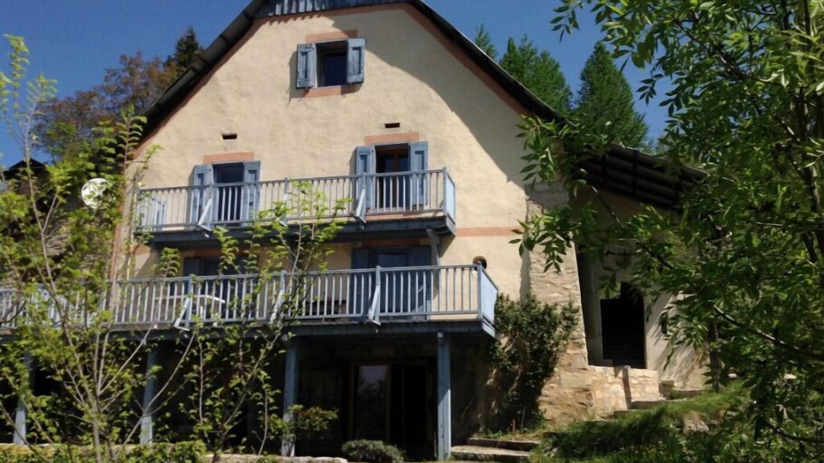 Colmars Ski Chalet | Large & Cosy Chalet in Alpes de Haute Provence, with chimney, piano & garden!