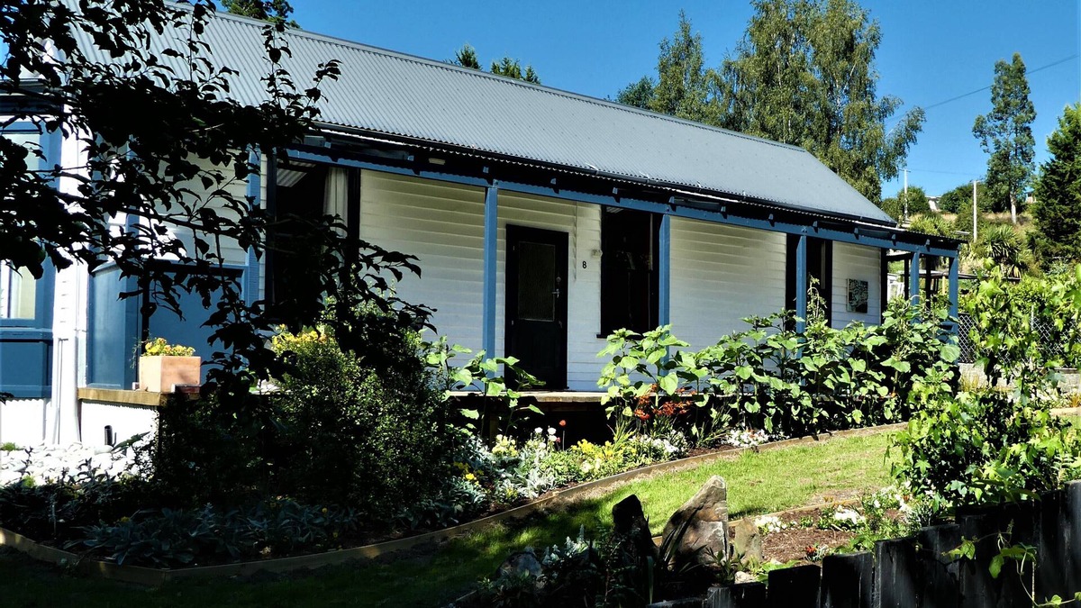 Lawrence Cottage | Large cottage ideal for couples.