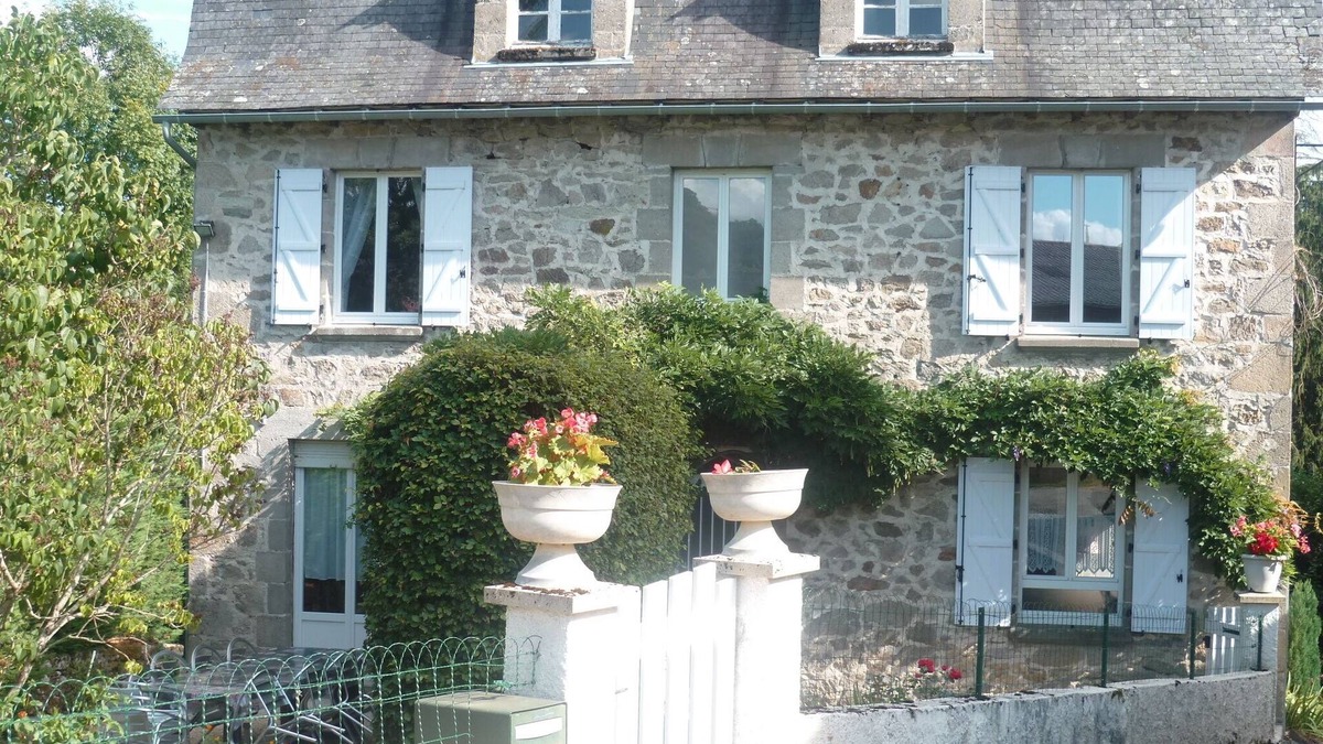 Senaillac-Latronquiere House | Large country house in Sénaillac-Latronquière-Lot, near Lac du Tolerme.