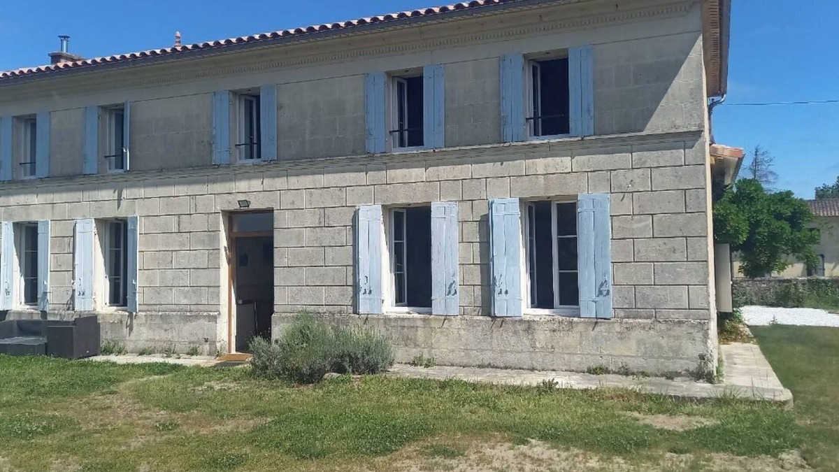 Saint-Yzan-de-Soudiac House | Large country house