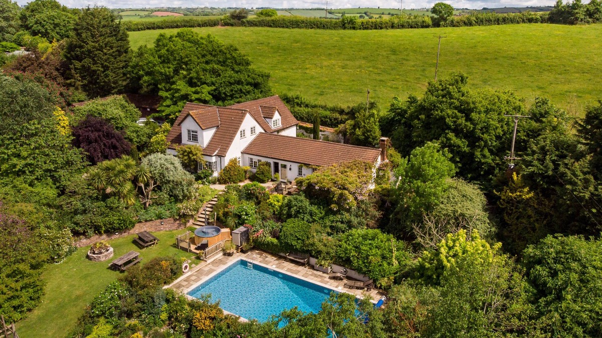Cheriton Fitzpaine House | Large Country House, Devon England. Pool. Hot Tub. Games room. Parking. Firepit