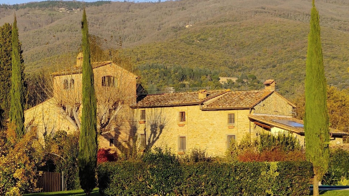 Cortona Apartment | Large country apartment in Cortona 3bed3bath with shared pool & gorgeous gardens