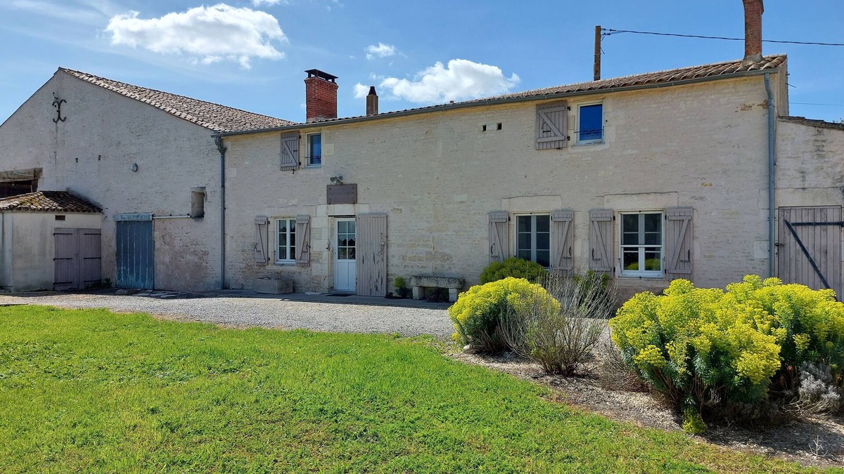 Marans Cottage | Large country gîte for 18 people