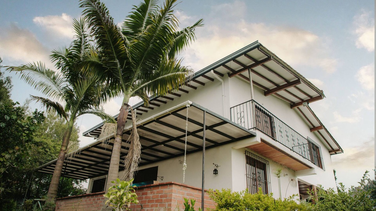 Guarne House | Large Country House, close to the Airport (pet friendly)