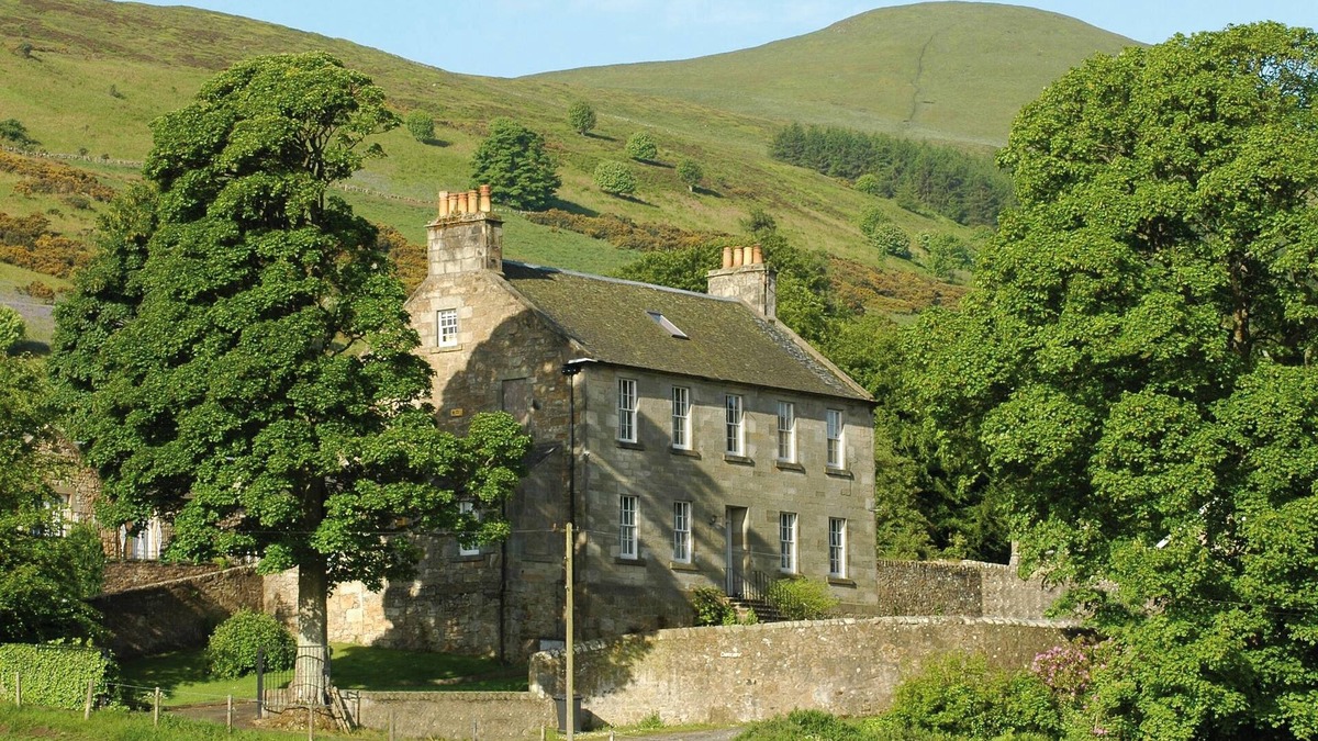 Falkland House | Large Country House sleeps 14, in 6 bedrooms, 5 bathrooms and a downstairs WC