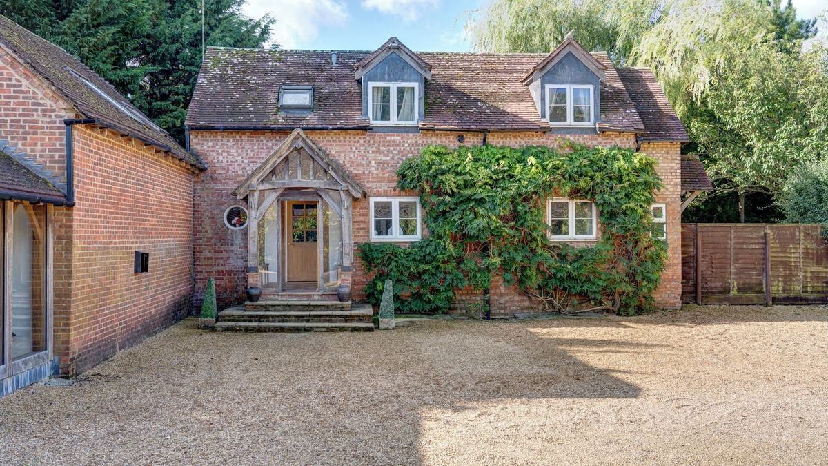 Hungerford House | Large Country Idyll for Families or Party Groups - Sleeps 18, Hot Tub & Garden