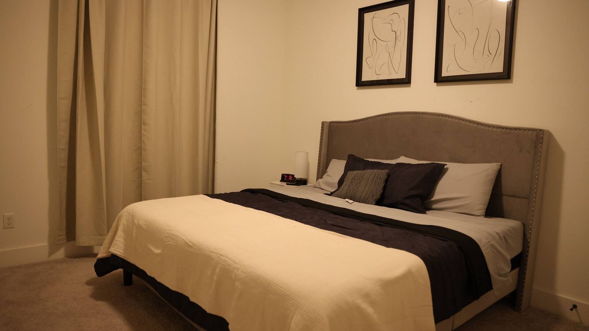 Jefferson Center House | Large, Cozy Room in Prime Location – Your Perfect Getaway!