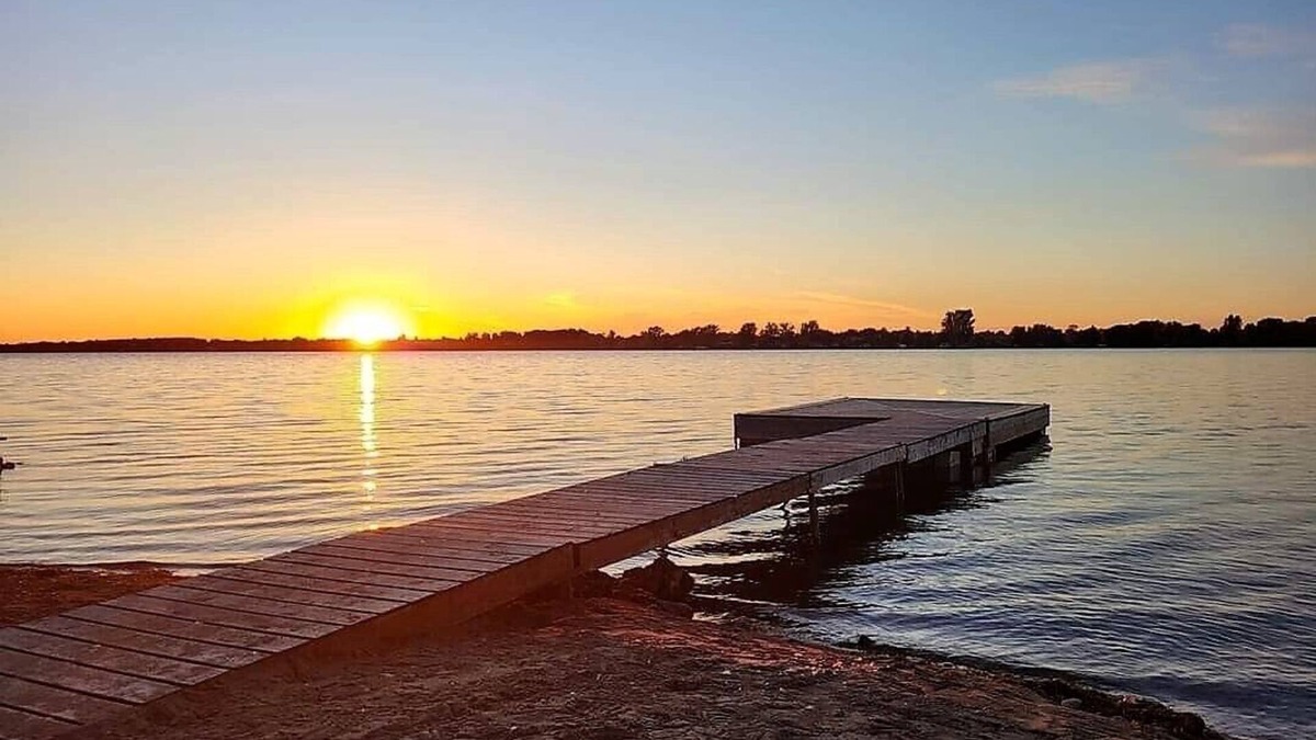 Janetville Cottage | Large Cozy Water Front Cottage w/Sandy Beach, Hot Tub & Bunkie, High Sp Internet