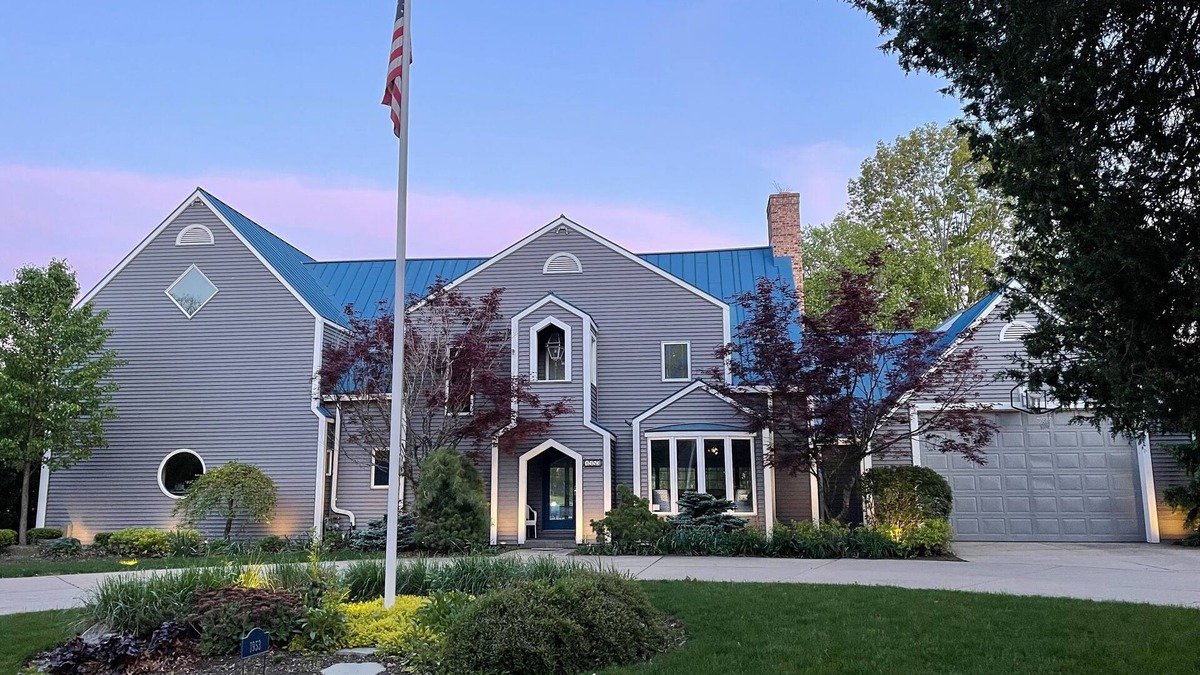 Rockford House | Large Custom Home with firetable, river access, Smart TV's, yard games and more