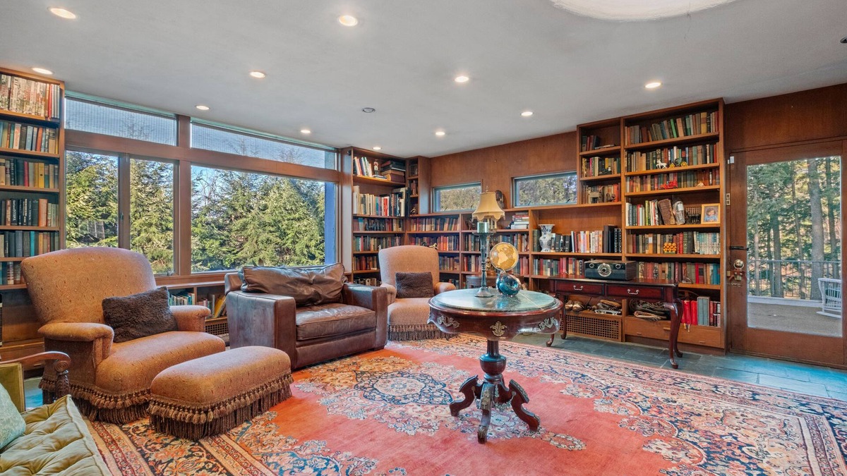 Hanover House | Large Dartmouth Home w/Hot Tub-Perfect for alumni, future students, or a nice weekend getaway!