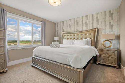 Northwest Edmonton House | Large Detached Near Anthony Henday in Albany with 2 Living Rooms, Netflix, Office Space, AC, Perfect for Families, Sleeps 13