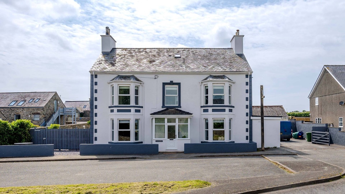 Ty Croes Cottage | Large Detached Property Walking Distance To The Beach | Llywelyn-Fawr