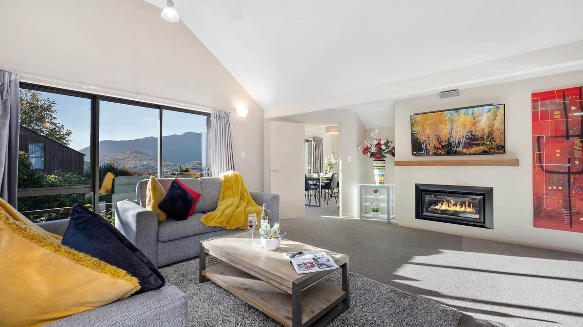 Fernhill House | LARGE DISTINCTIVE AND SPACIOUS FAMILY HOME