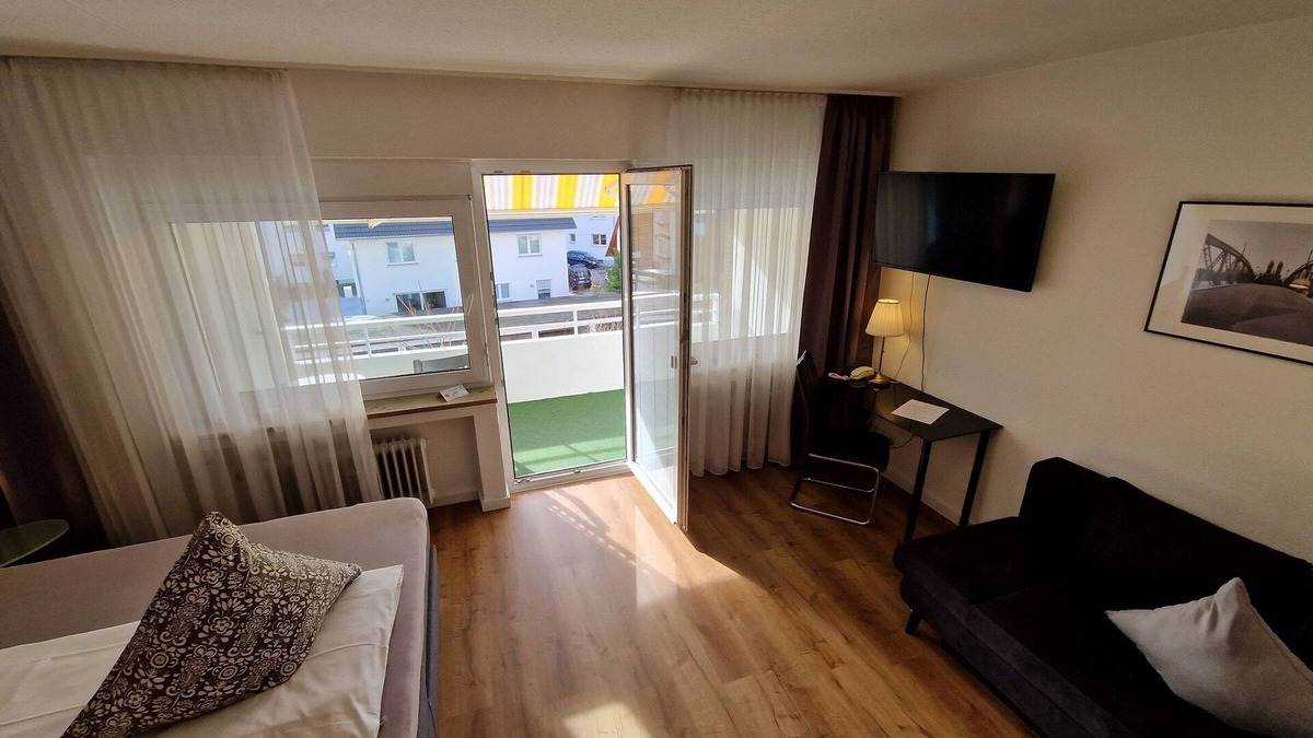 Stuhlinger-Eschholz Apartment | Large double room with bathtub/WC