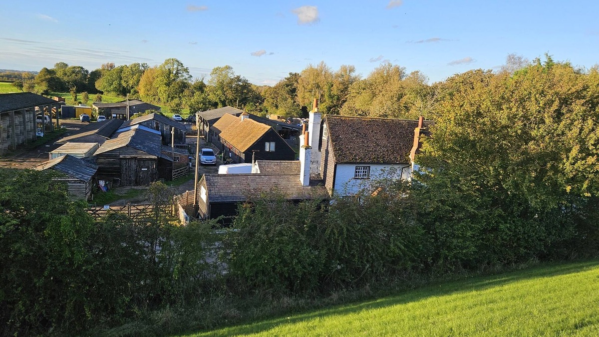 Tring Bed & Breakfast | Large Double Bedroom with en-suite Shower Room
