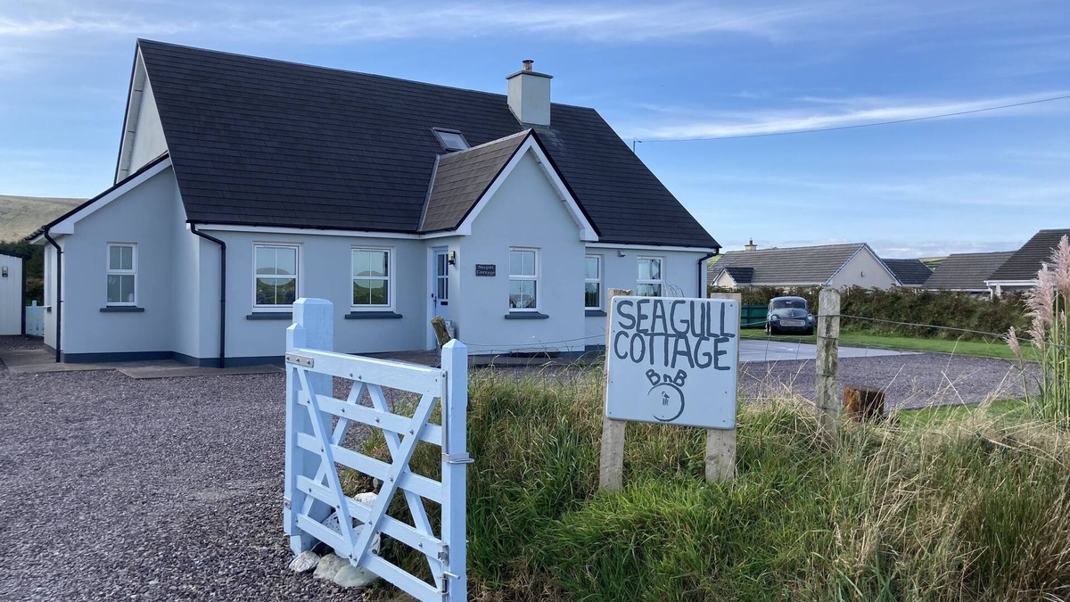 Portmagee Bed & Breakfast | Large double room with ensuite bathroom