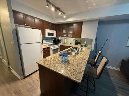 Bay Street Corridor Apartment | Large Downtown 2Br condo with Parking steps to Eaton Centre, UofT and SickKids