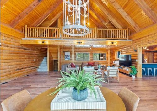 Mammoth Creek House | Large Elegant Reunion Cabin by Lake and Ski Resort