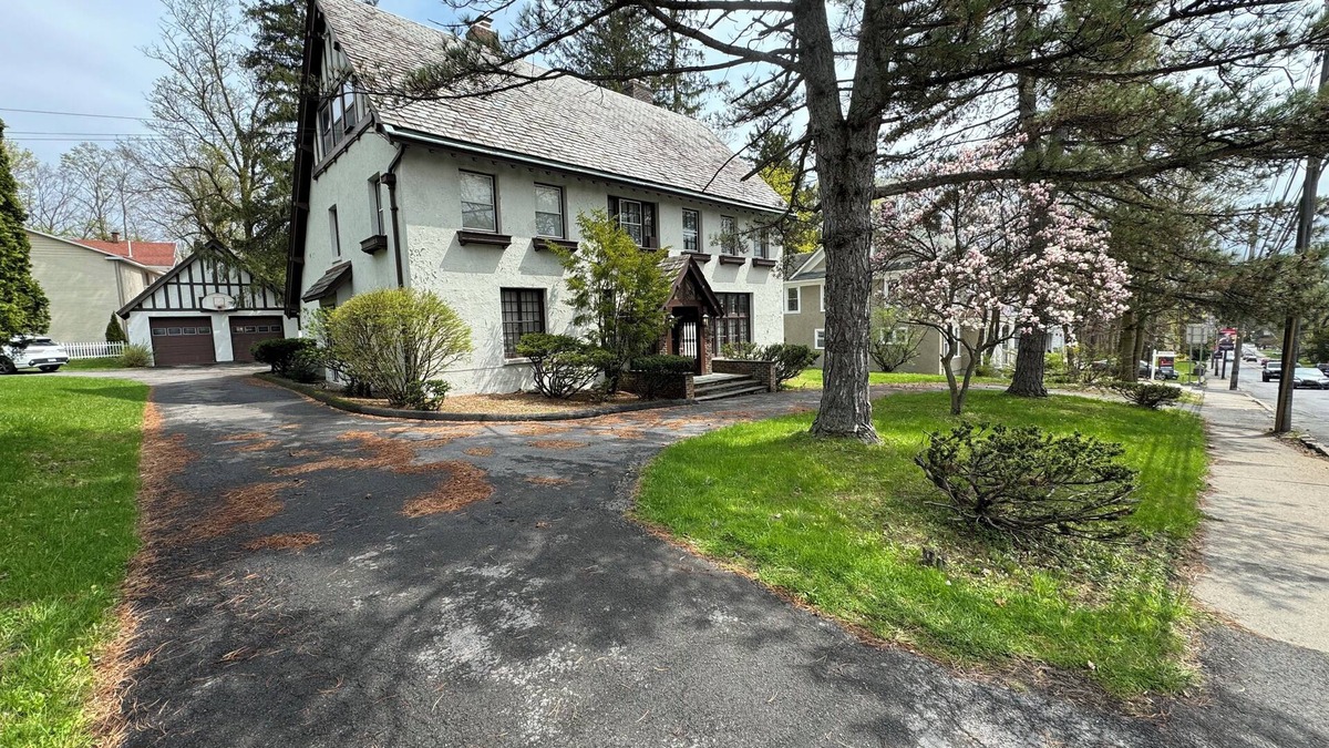 Amsterdam House | Large English Tudor offering 3 generous floors of living space - Belmont/Travers