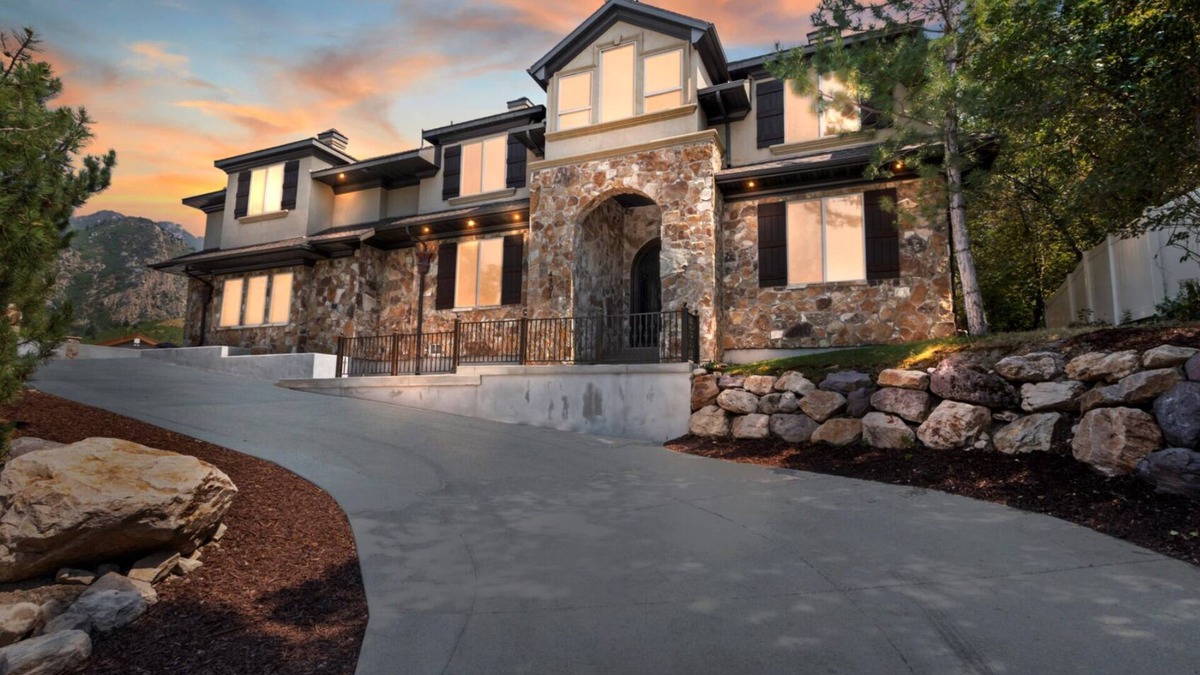 Olympus Cove House | Large Executive Home High in Olympus Cove with Amazing Valley Views