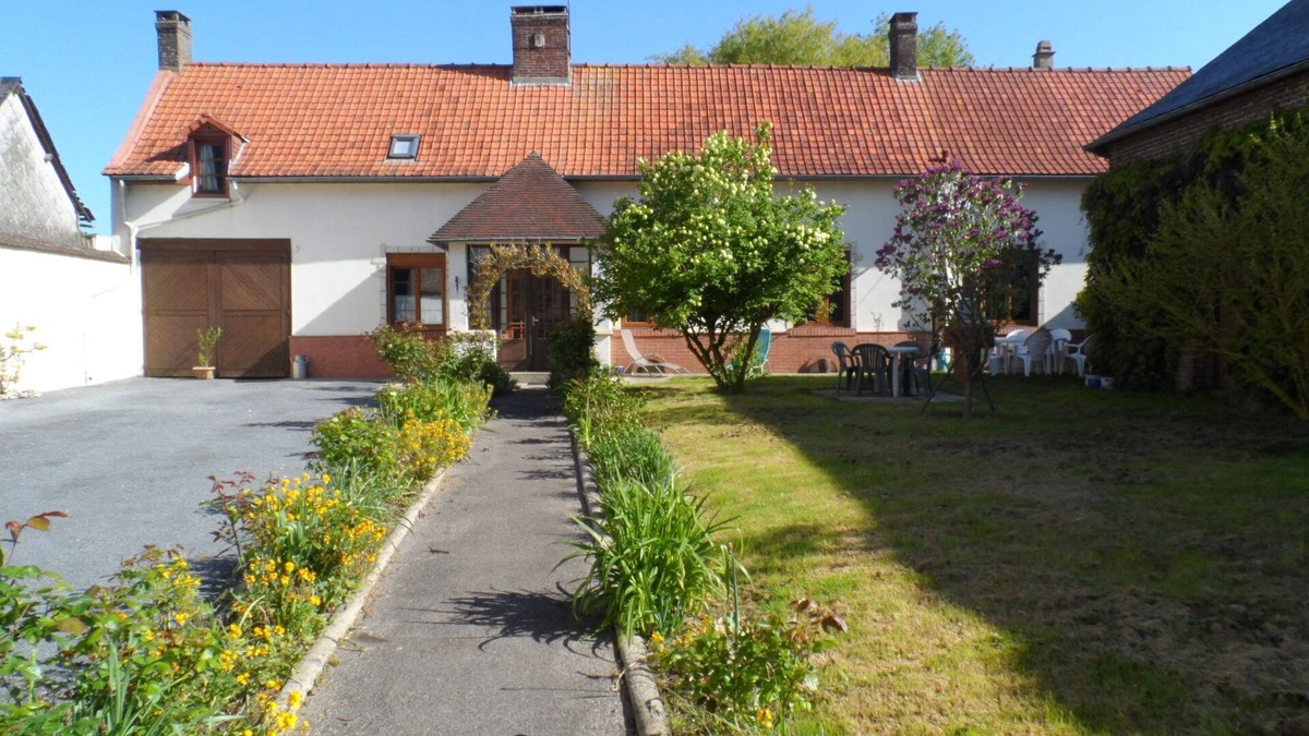 Feuquieres-en-Vimeu House | Large Family House Old Farmhouse, Good Location, Village Center