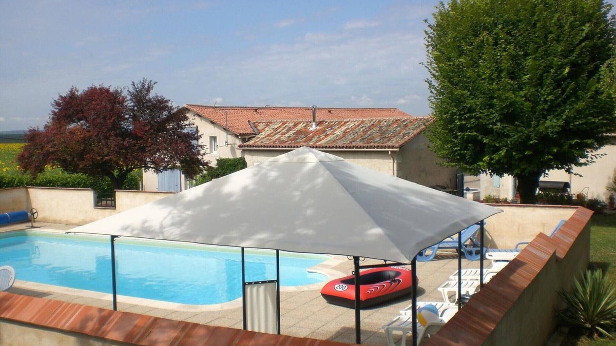 Pereuil Cottage | Large Family Cottage with Heated Pool, Wi-Fi and Pets Welcome