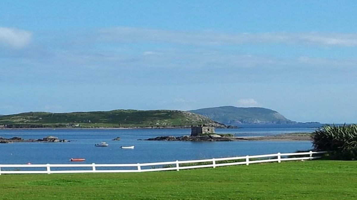Ballinskelligs House | Large family friendly cottage, great wifi, 500 meters from beach, bar & resto!