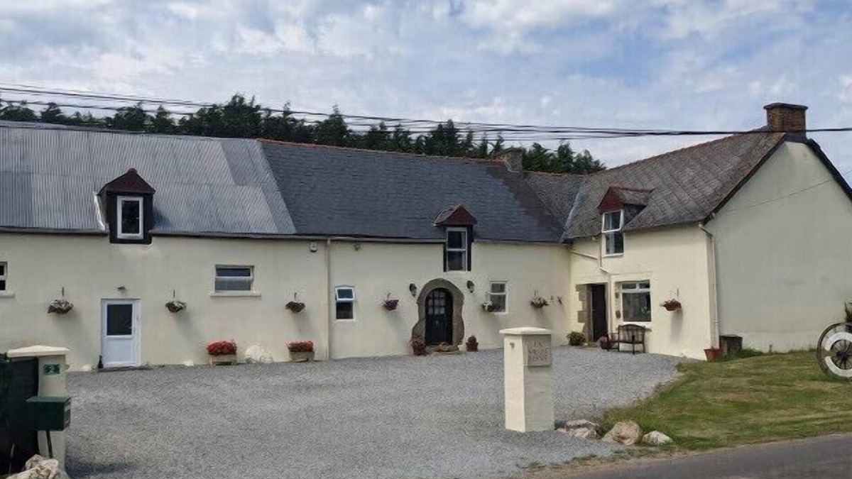 Mohon Other | Large Family Friendly farmhouse with Pool, Hot-tub , Bar and Games Room.