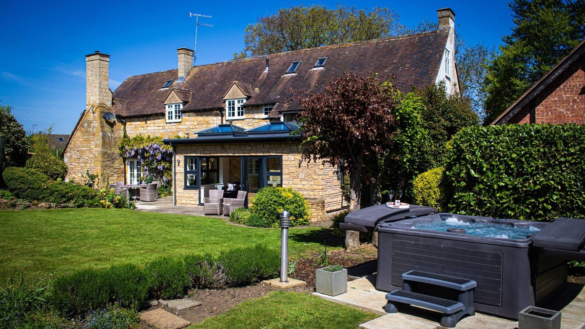 Sedgeberrow Cottage | Large family friendly Manor House with hot tub - sleeps 10 guests in 5 bedrooms
