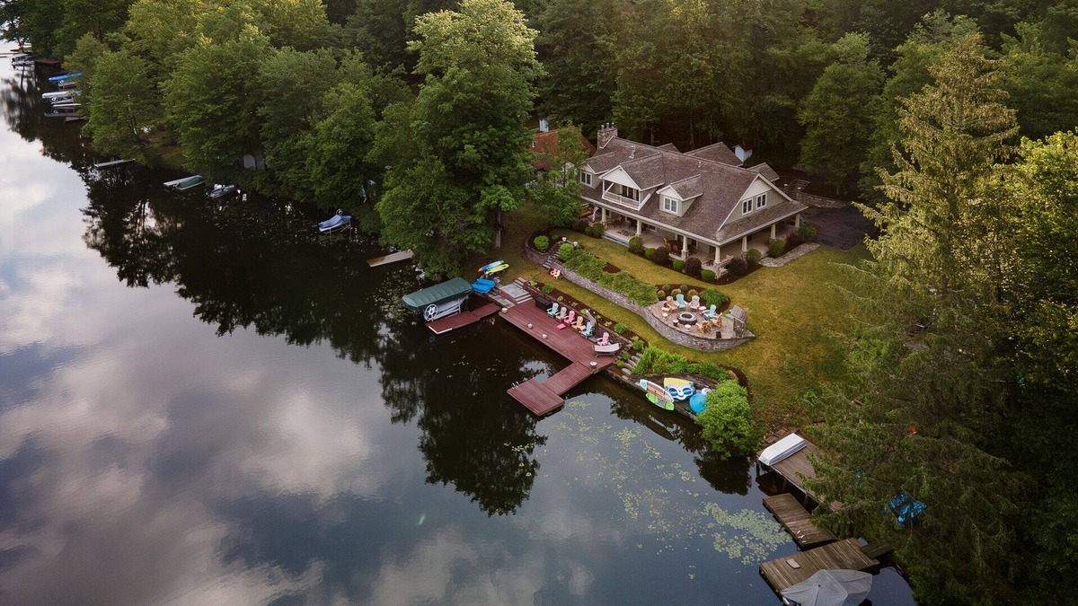 Lakeside House | Large Family Getaway, Lake House, Fall Foliage, and Winter Adventures.