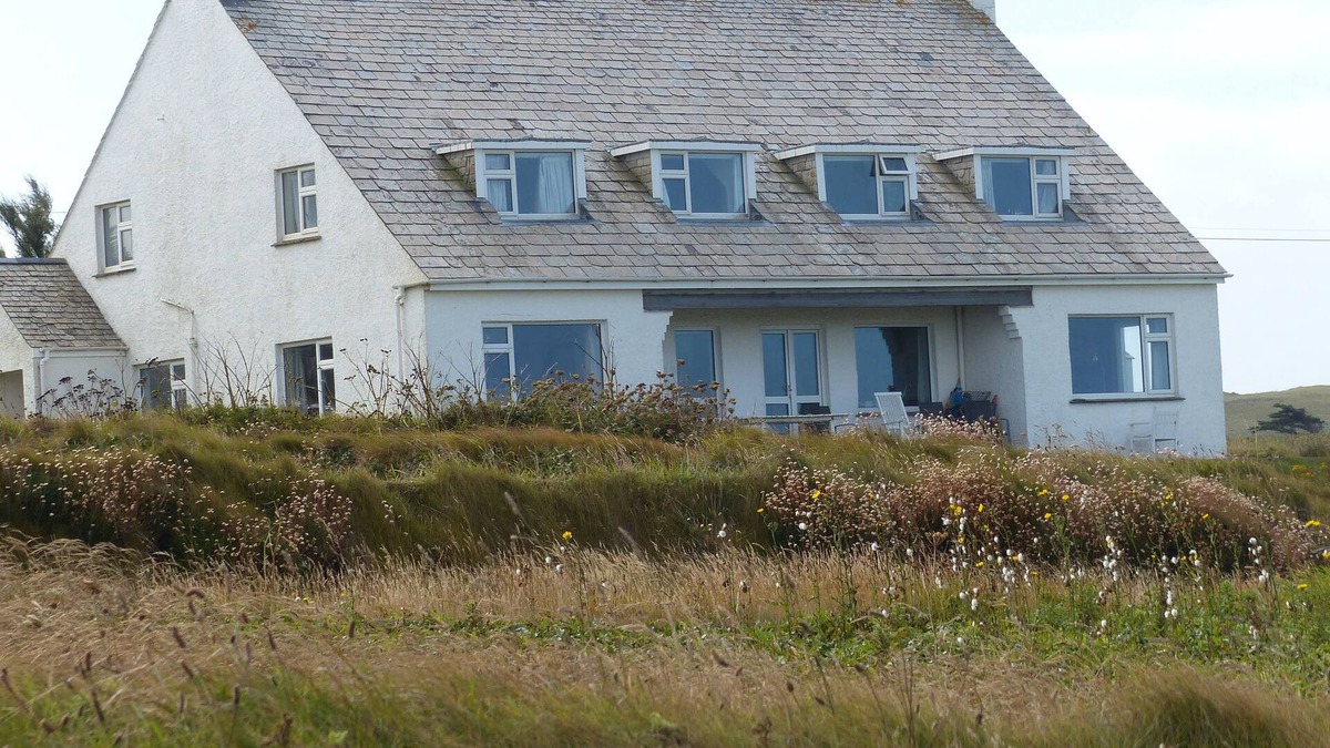 Trebetherick House | Large family holiday house right on the cliff top between Rock and Polzeath.