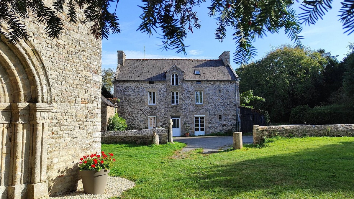 Saint-Lormel Cottage | Large family home near the beach