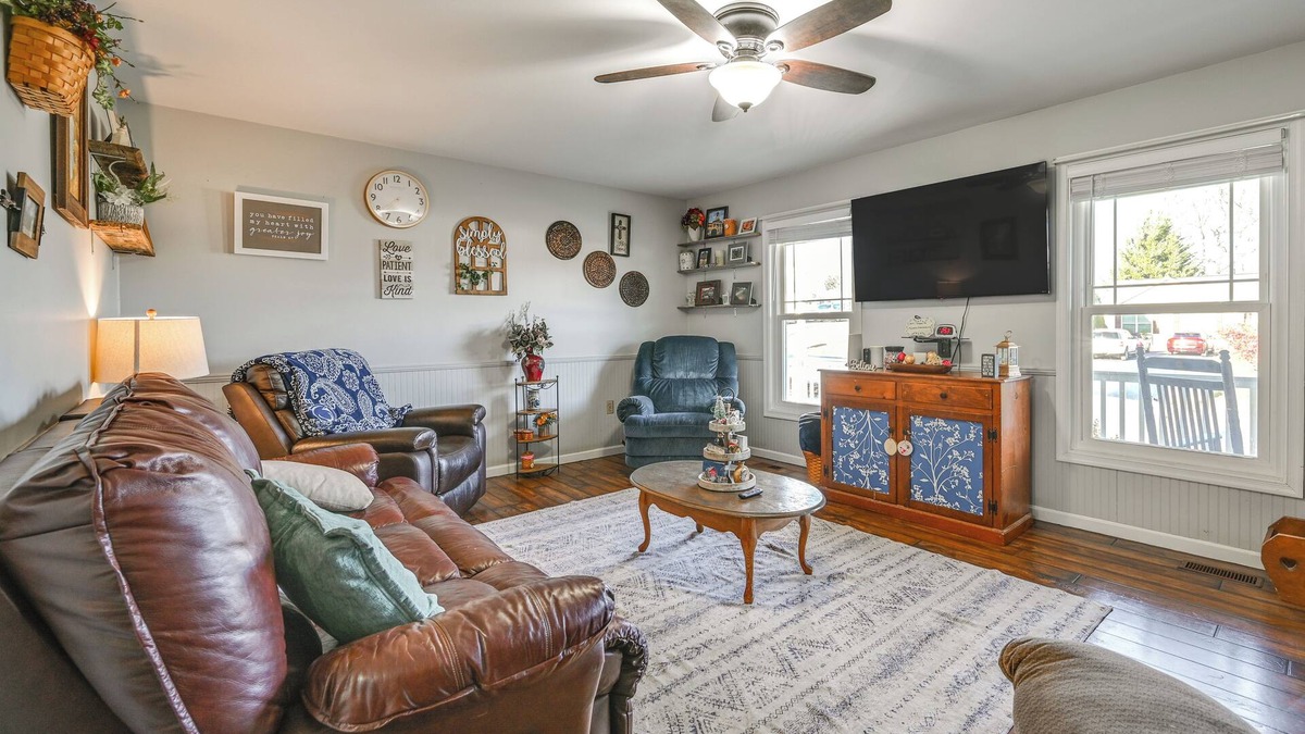 Halfway House | Large Family Home: 5 Mi to Dtwn Hagerstown!