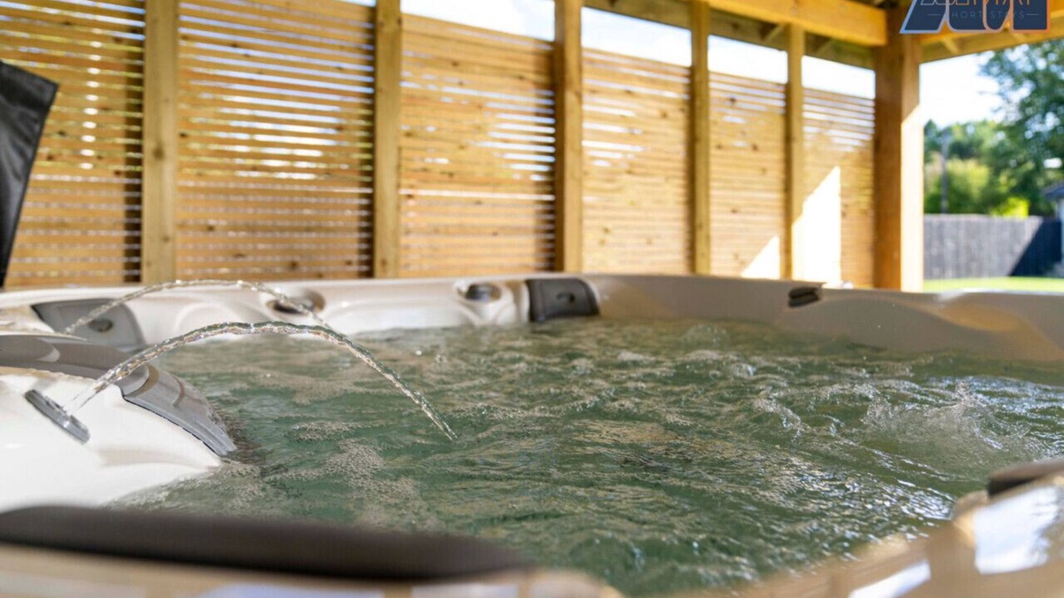 Glasgow House | Large Family Home with Hot Tub/Jacuzzi, Log Burner