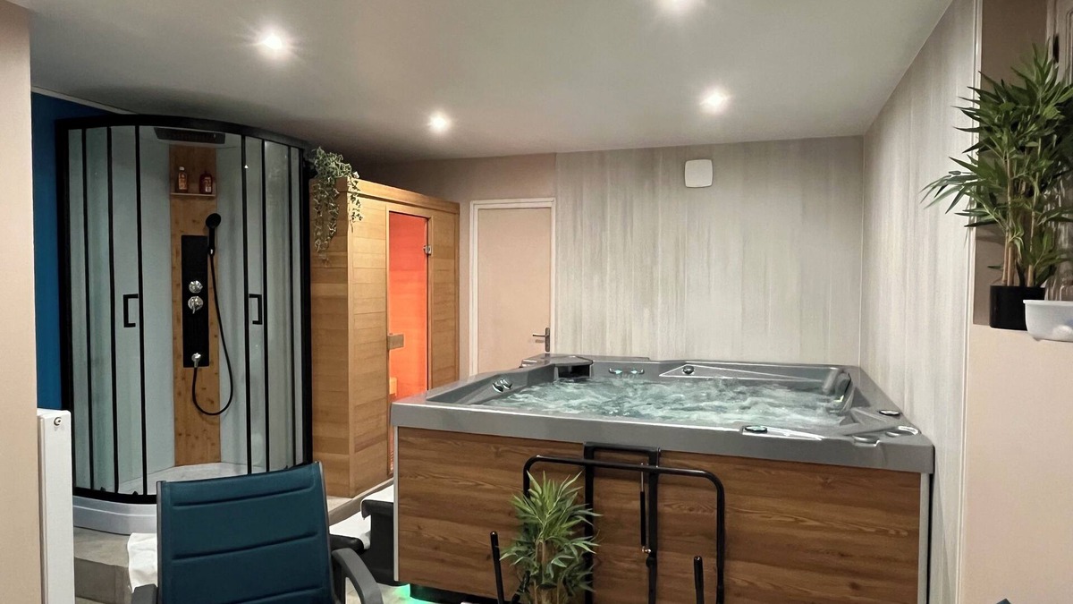 Veynes House | Large family home with Spa, Sauna and large garden.